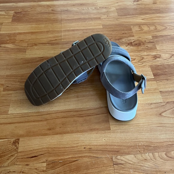 UGG Lynnden Platform Ankle Strap Sandals - Picture 9 of 11